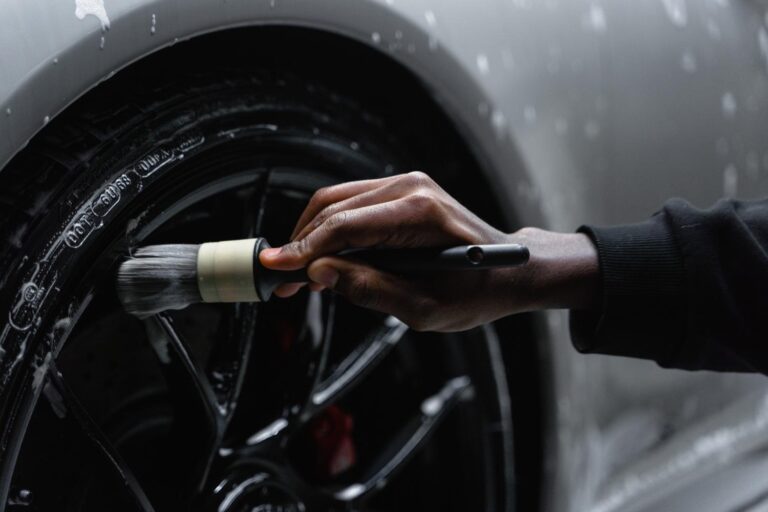 faire briller pneus voiture
